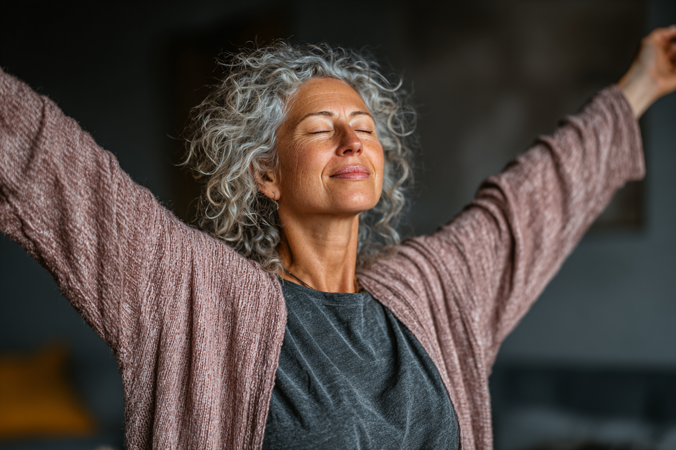 Grupo de adultos mayores practicando yoga en un ambiente sereno